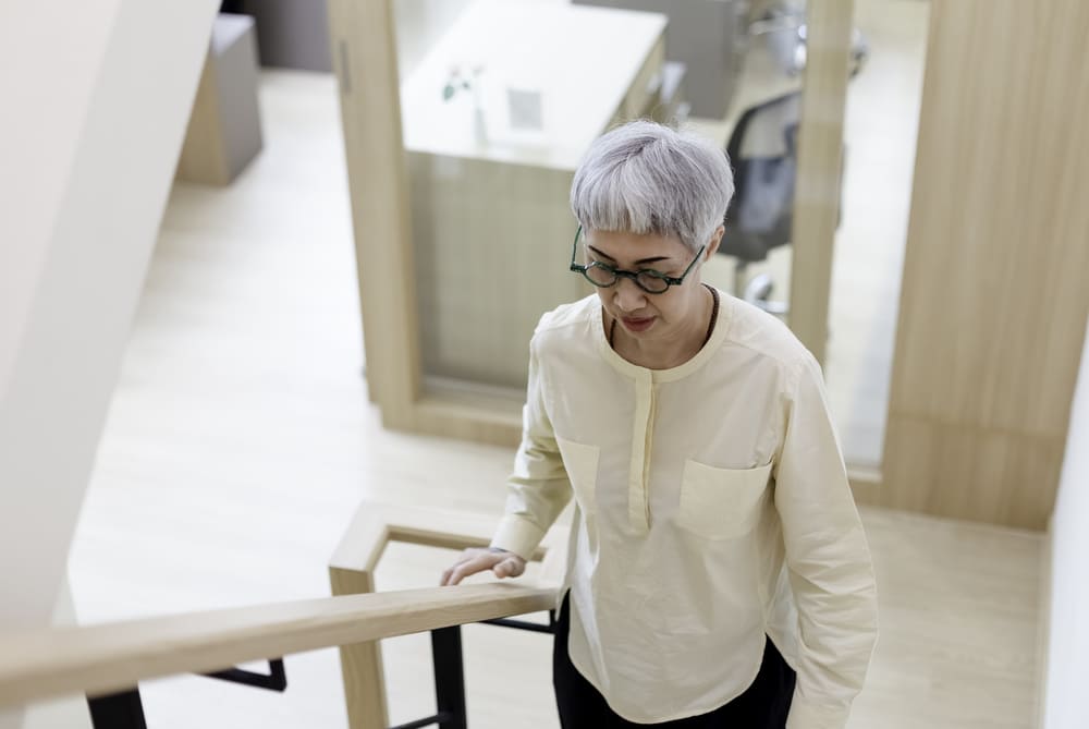 osoba wchodząca po schodach widać, że sprawia jej to trudność