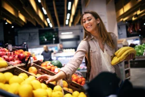 Kobieta wybierająca ekologiczną żywność w markecie